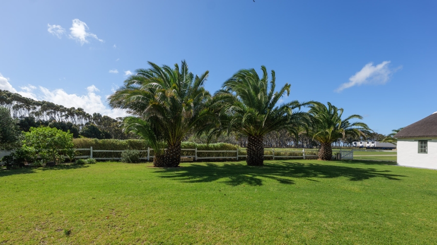 To Let 4 Bedroom Property for Rent in Struisbaai Western Cape